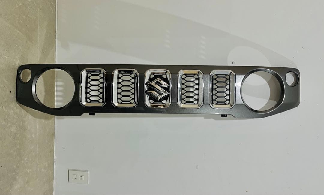 【新品未使用品】新車外し　ジムニーノマド　純正フロントグリル 楽天市場】【スズキ純正】 ジムニーノマド JC74W 5ドア 令和7年4月