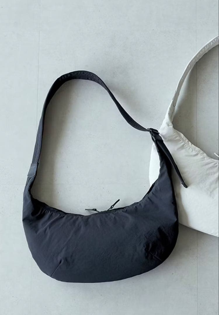 北欧暮らしの道具店　クロスボディバッグ 軽やかに、ちゃんと収まる」ムーン型のクロスボディバッグ - 北欧