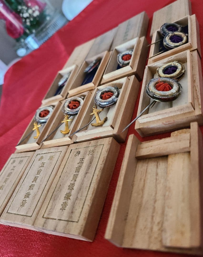 終身正会員假微章3個　正会員假微章3個　名誉会員假微章4個　合計10個　箱8個