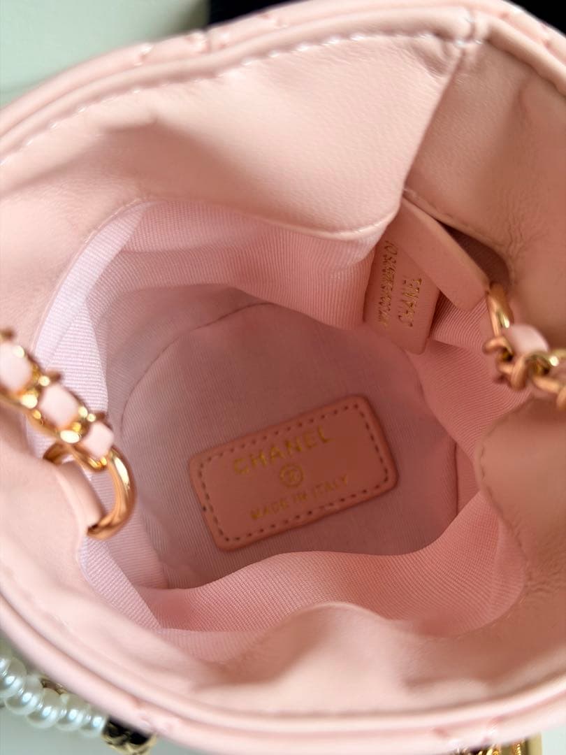 CHANEL ブラック ノベルティ レザー ショルダーバッグ ピンク - メルカリ