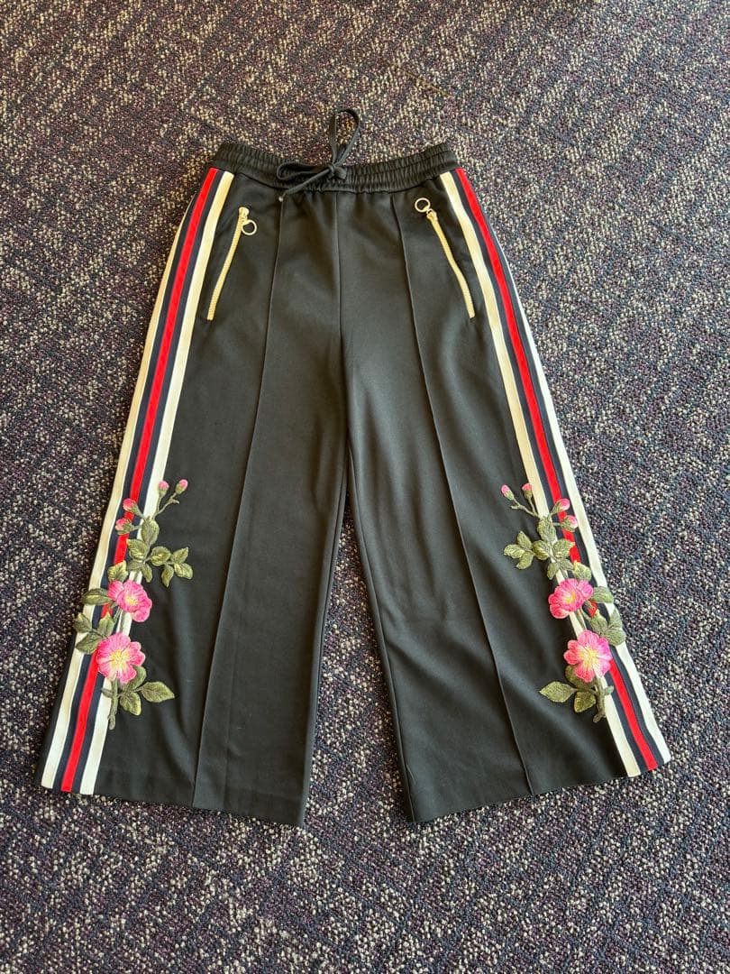 GUCCI ジャージパンツ　花柄刺繍 GUCCI（グッチ） パンツ ジャージ ベロア 刺繍 花柄 サイドライン