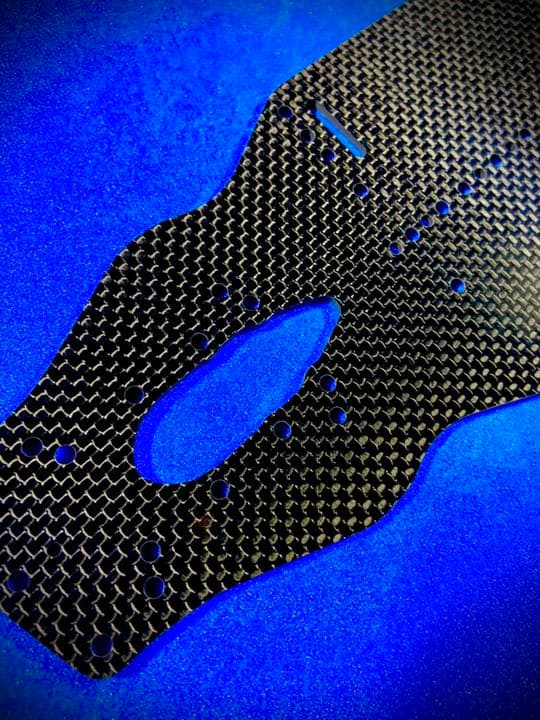 XRAY T4 2020 メインシャーシ 2.2㎜ 艶あり平織カーボン 蕨山