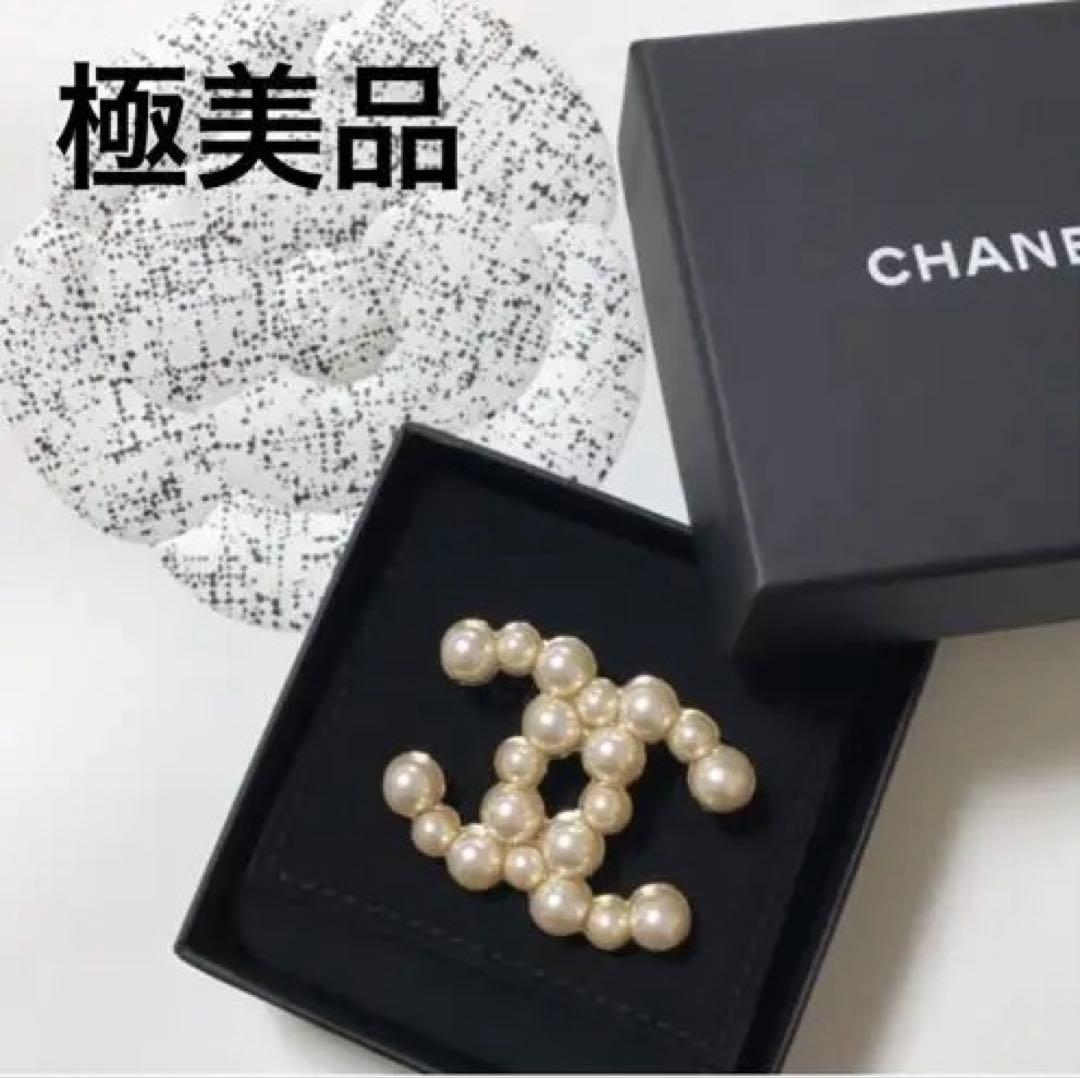 CHANEL シャネル　ブローチ　美品　パール CHANEL（シャネル） （新品・未使用品）シャネル ロゴ パール ブローチ