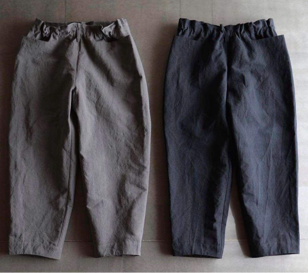 えみおわす　ダーツパンツ　黒 10月4日-10日｜えみおわす 秋冬展 【商品のご案内】｜恵文社 | 本