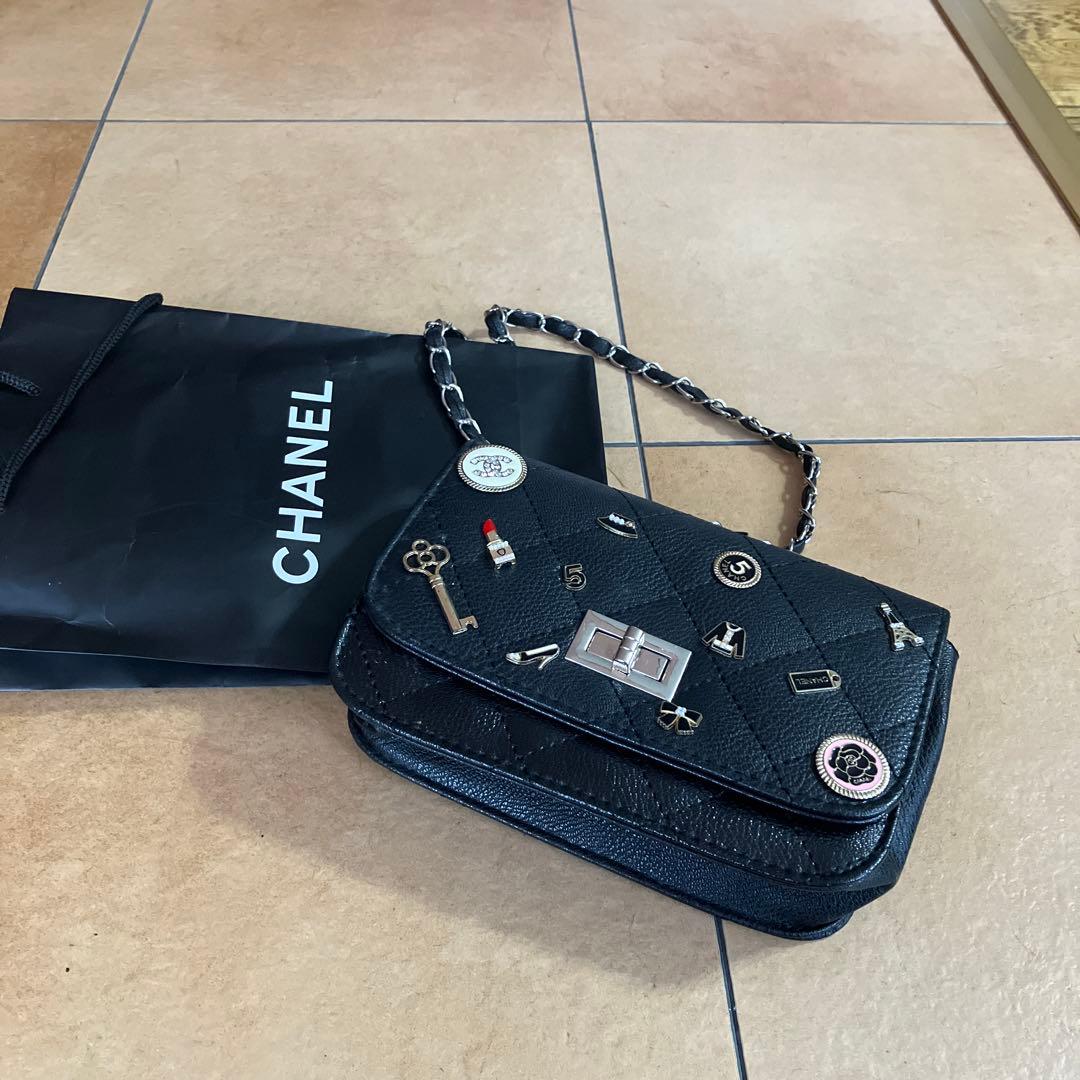 美品CHANEL ノベルティブラック ショルダーバッグ 装飾付き！ 2月22日限定出品 ノベルティ CHANELショルダーバッグ｜Yahoo!フリマ