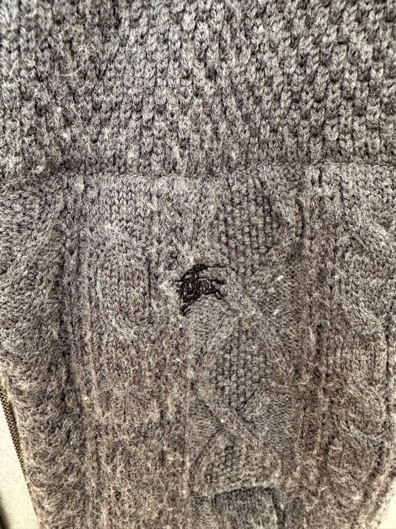 バーバリーブラックレーベル ニットベストグレー中綿入フーディー刺繍入