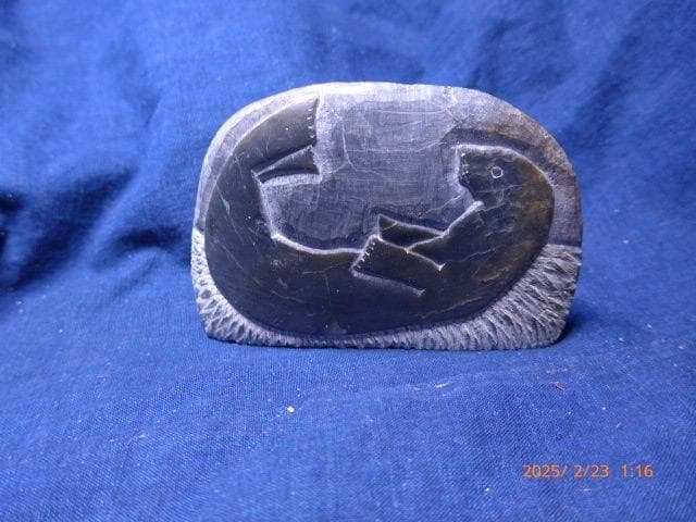 貴重なカナディアン　イヌイット／エスキモーのアザラシの石彫です 14cc2f327fcf591aece7d97de3acc7