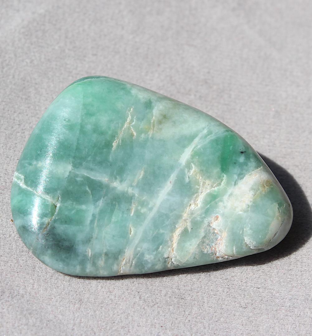 ［ガラス質の逸品］糸魚川翡翠 原石 タンブル 38.1g