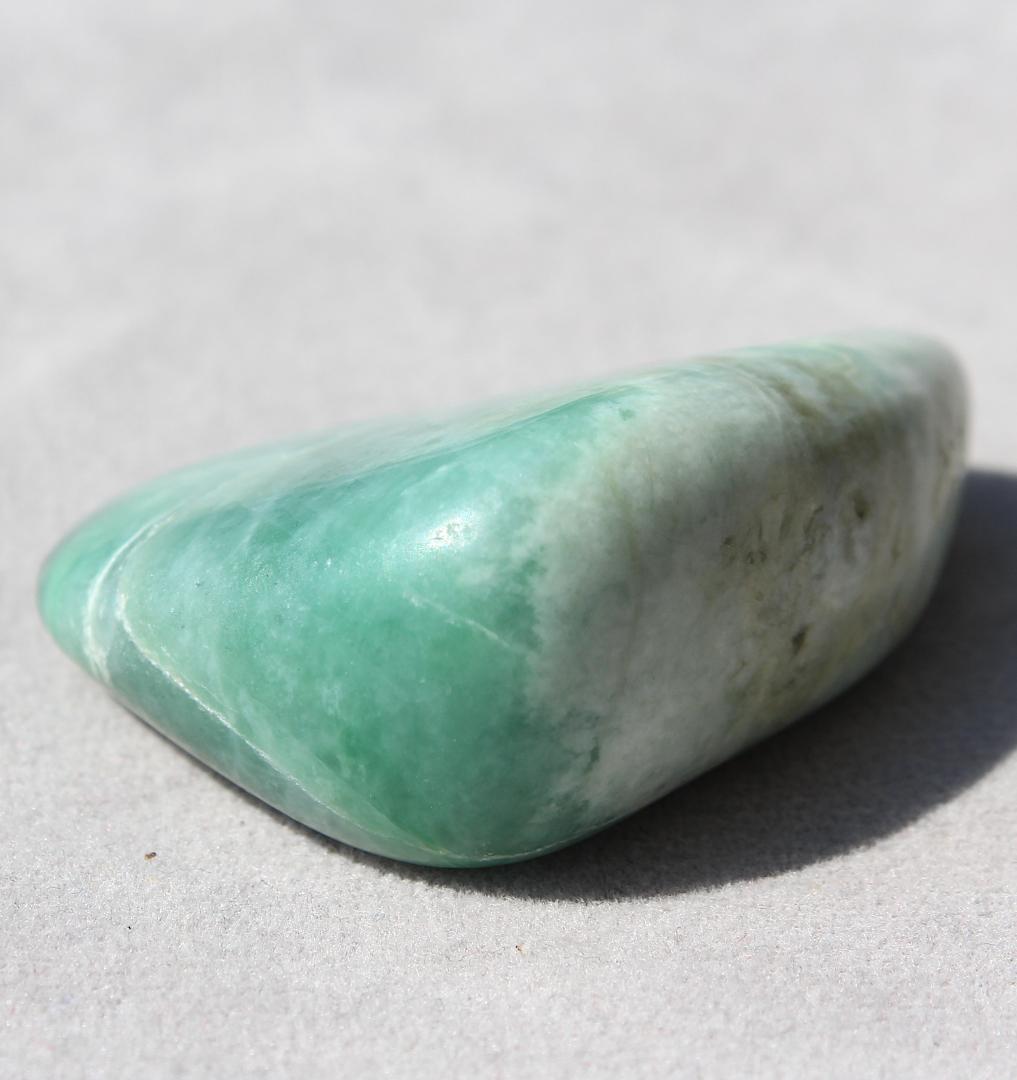 ［ガラス質の逸品］糸魚川翡翠 原石 タンブル 38.1g