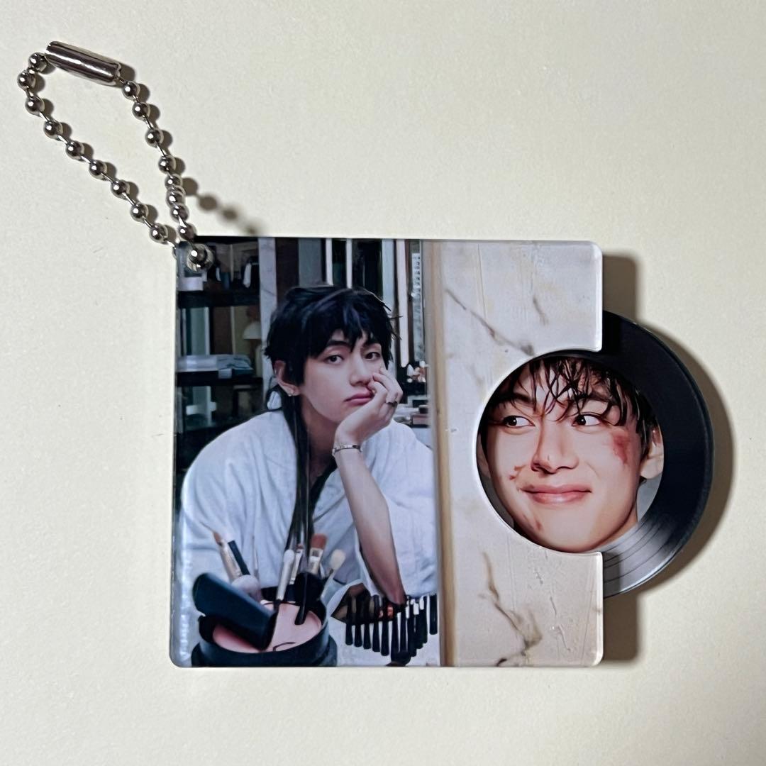 BTS テテ テヒョン V アクリル アルバムキーホルダー② - メルカリ