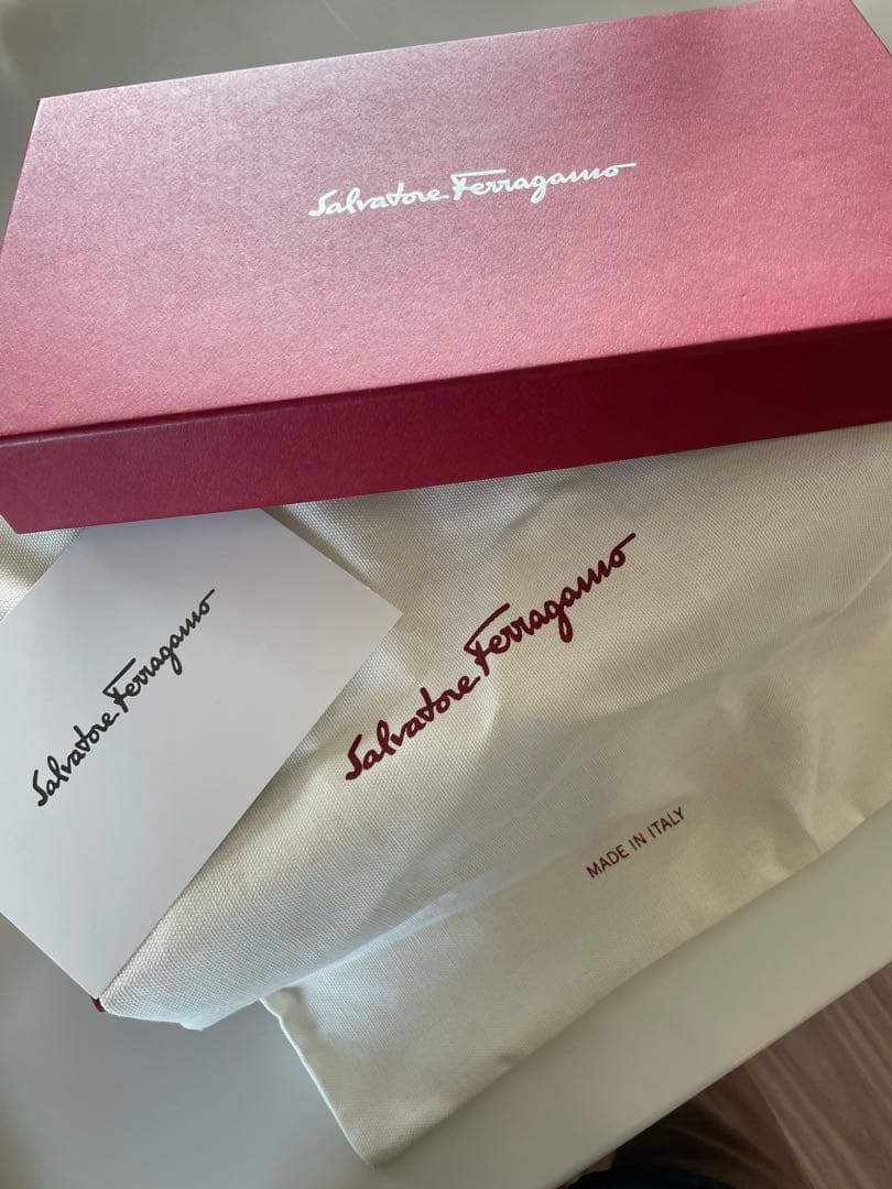 【極美品】Salvatore Ferragamoエナメルパンプス　22.5cm