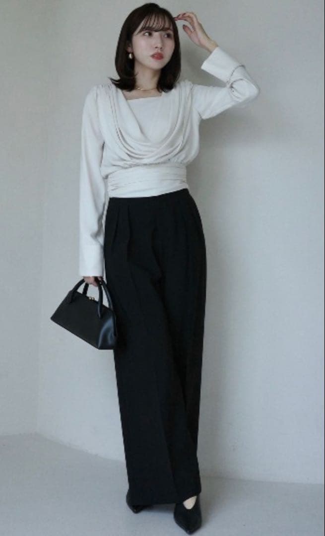 anuans パウダーサテンドレープトップス 2025AW - メルカリ