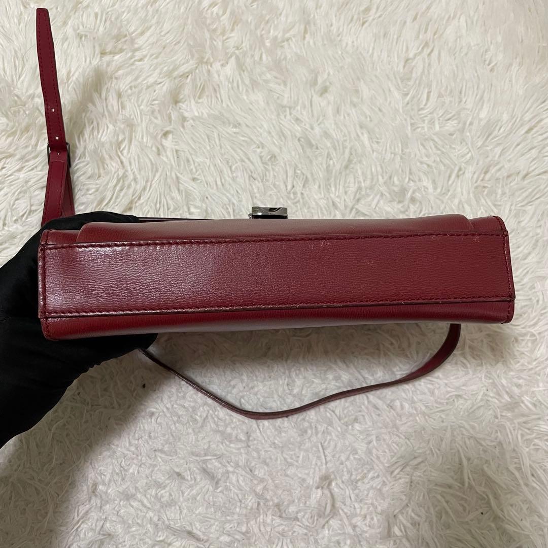 美品 フェラガモ カメラバッグ レッド シルバー金具 ロゴ刻印