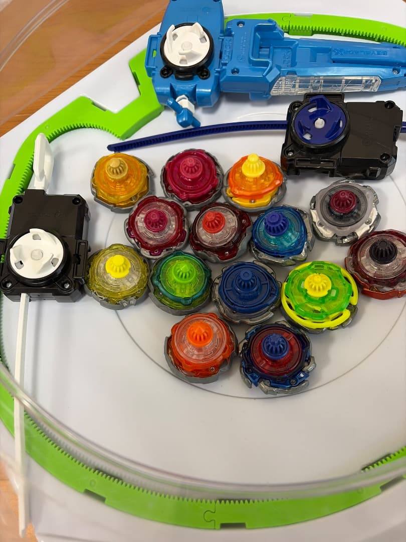 ベイブレードX セット 14個とランチャー3つ、ご希望の方はスタジアムも