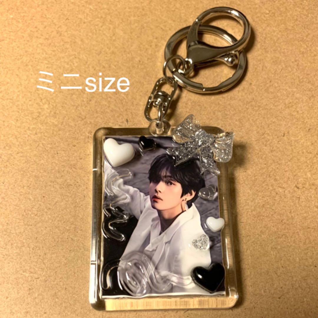 フォトキーホルダー デコ アクリルキーホルダー トレカケース - メルカリ