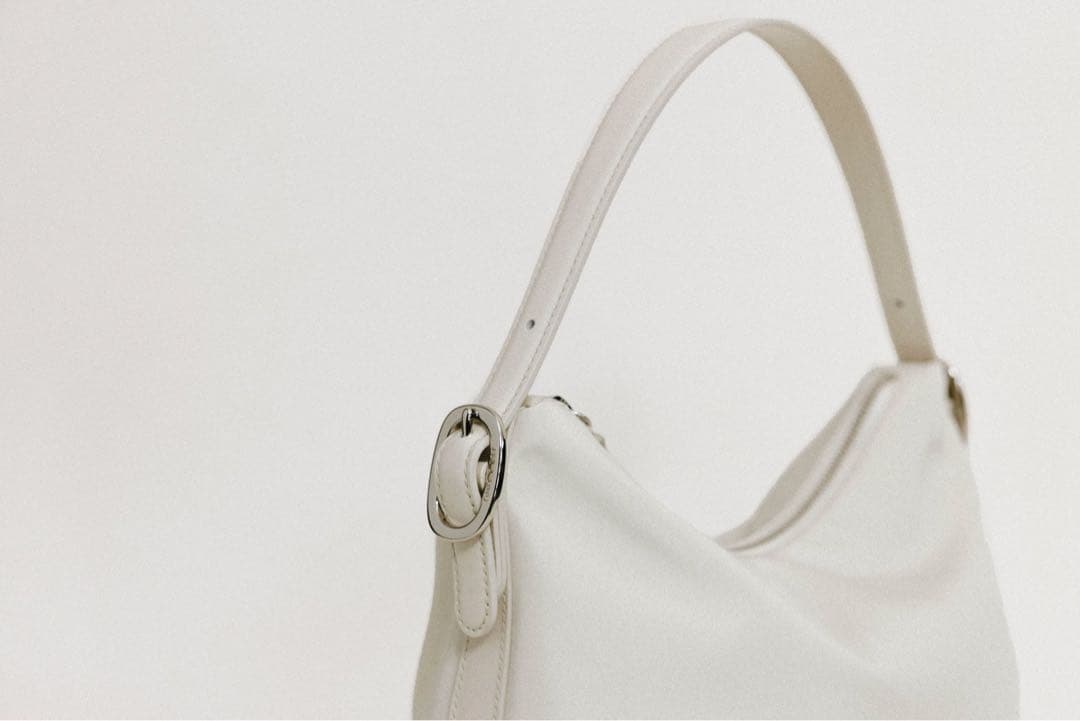 TOUT Y EST トゥティエ ◯ カノ トワル スモールバッグ 韓国 - メルカリ