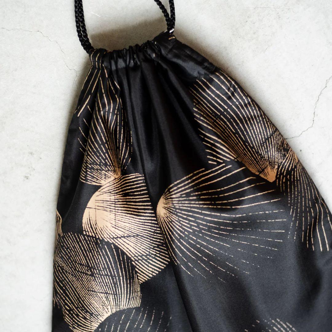 comoli 25ss シルクシェル ポーチ 新品未使用 - メルカリ