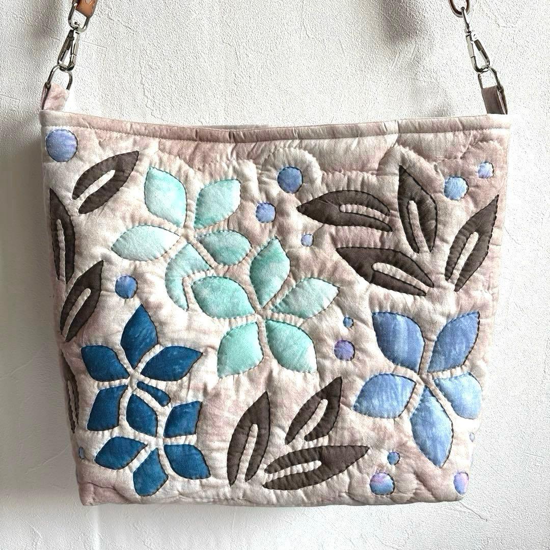 ハワイアンキルトバッグ　プルメリア　ハンドメイド　ショルダーバッグ ハワイアンキルト プルメリアのトートバッグブルー白 受注製作 トート