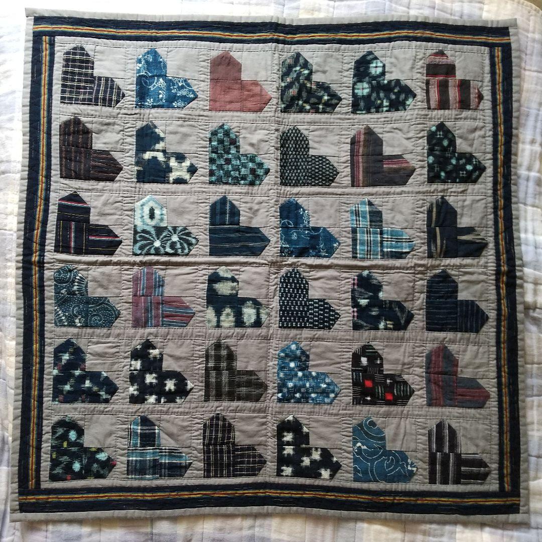 ハンドメイド　ハートモチーフ パッチワークキルトタペストリー ハートのタペストリー - パッチワーク・ウェンディーズ