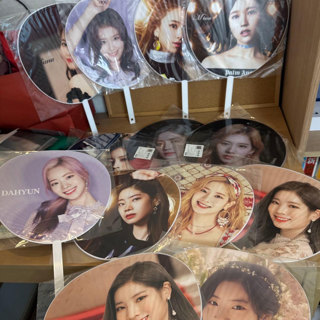 値下げ中！】TWICE グッズ アルバム 全種類 特典付き - メルカリ