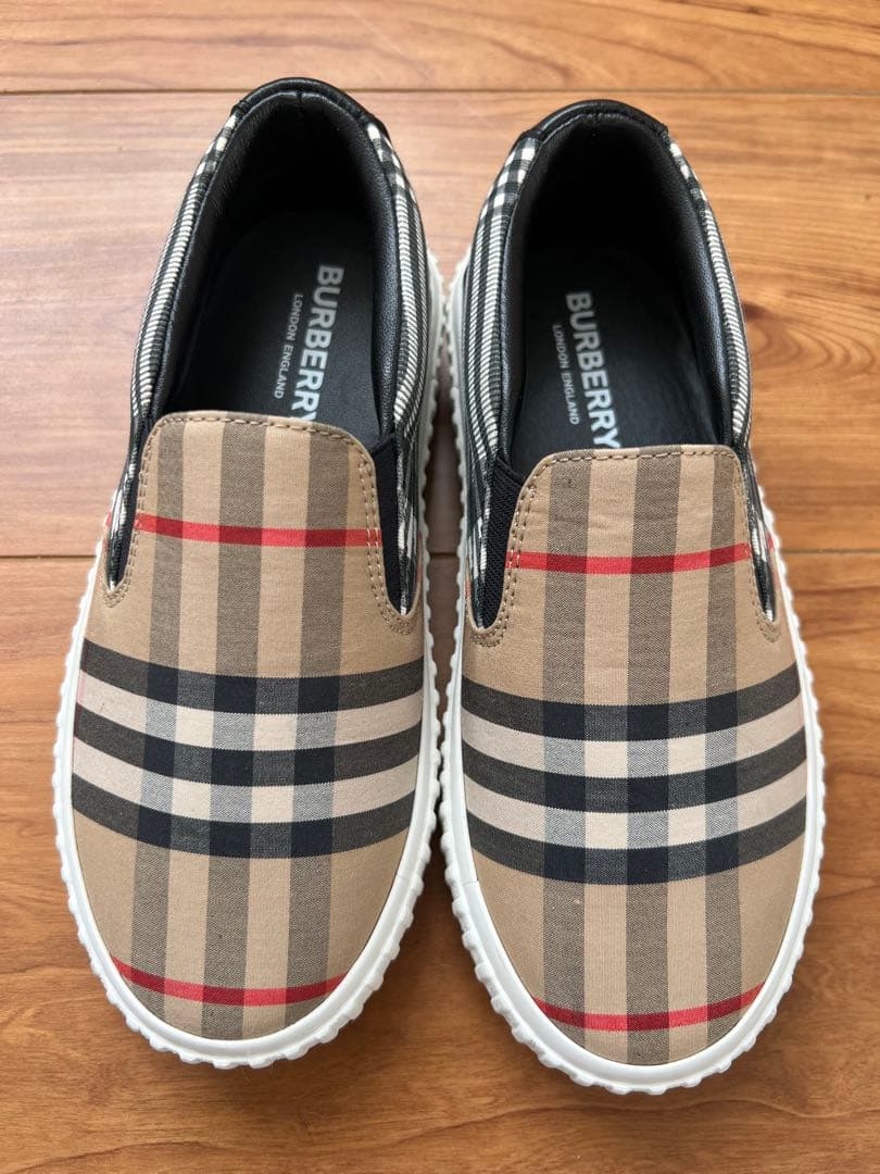 【未使用】Burberry スリッポンシューズ BURBERRY（スリッポン）のフリマアイテム一覧