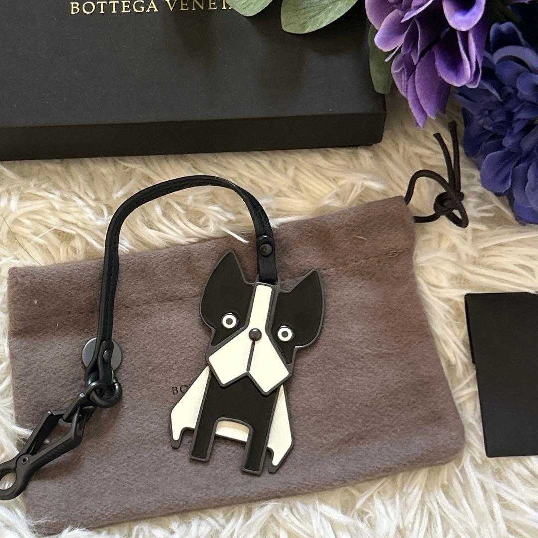 BOTTEGA VENETA ボッテガヴェネタ バッグチャーム 犬 ドッグ チャーム のために メンズ で ボルドー | ボッテガ・ヴェネタ JP