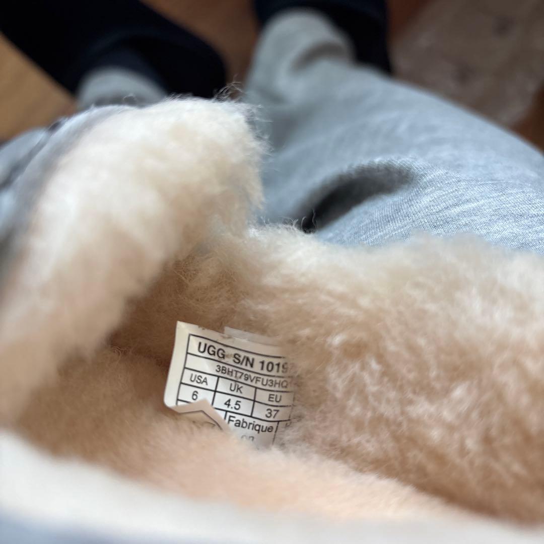 新品・未使用】UGG アグ クリスタルと花のモカシン 23㎝