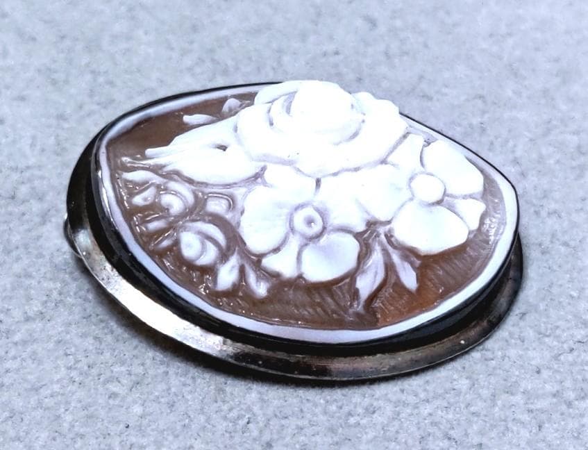 サルバトーレフェラガモ シェルカメオSV925ブローチ／トップ箱付き