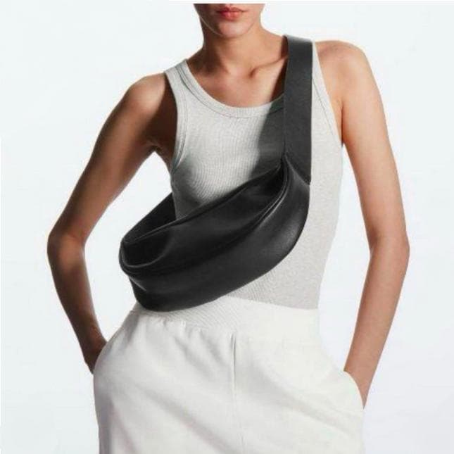 COS レザー プリーツベルトバッグ ブラック LEATHER PLEATED BELT BAG レザープリーツベルトバッグ ブラック｜COS