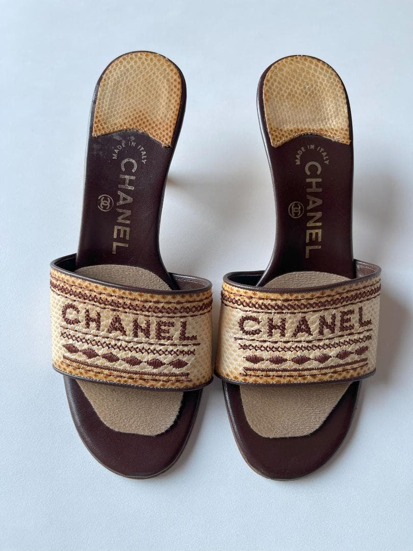 【美品】ＣＨＡＮＥＬ　可愛いロゴ　サンダル・ミュール38　ヒールメンテ済 新作！24P☆】CHANEL/シャネル ロゴ サンダル 厚底 (CHANEL/サンダル