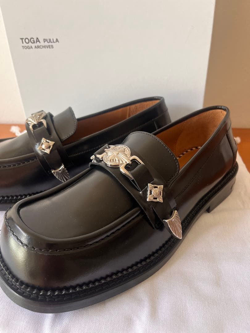 新品】TOGA PULLA ブラックレザー ローファー - メルカリ