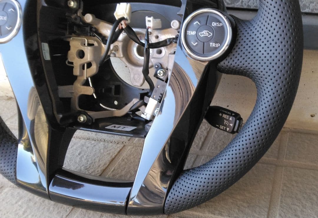 トヨタ アクア NHP10 社外ハンドル ピアノブラック パンチングレザー