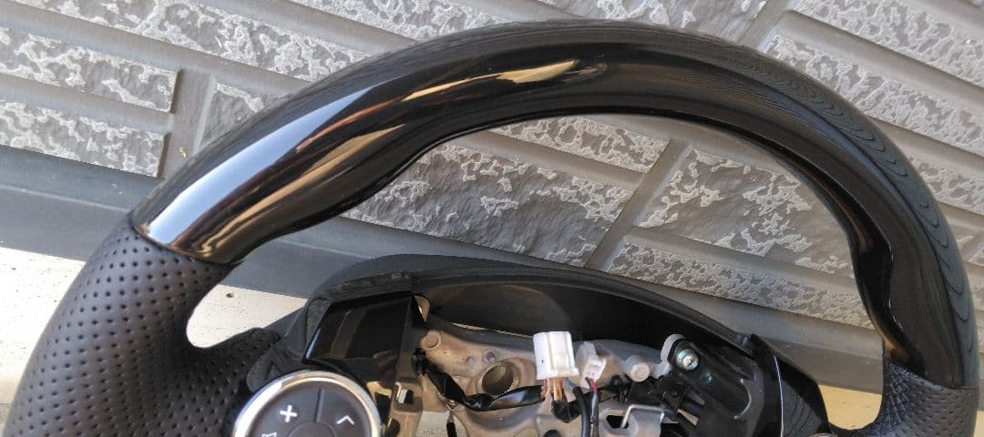 トヨタ アクア NHP10 社外ハンドル ピアノブラック パンチングレザー