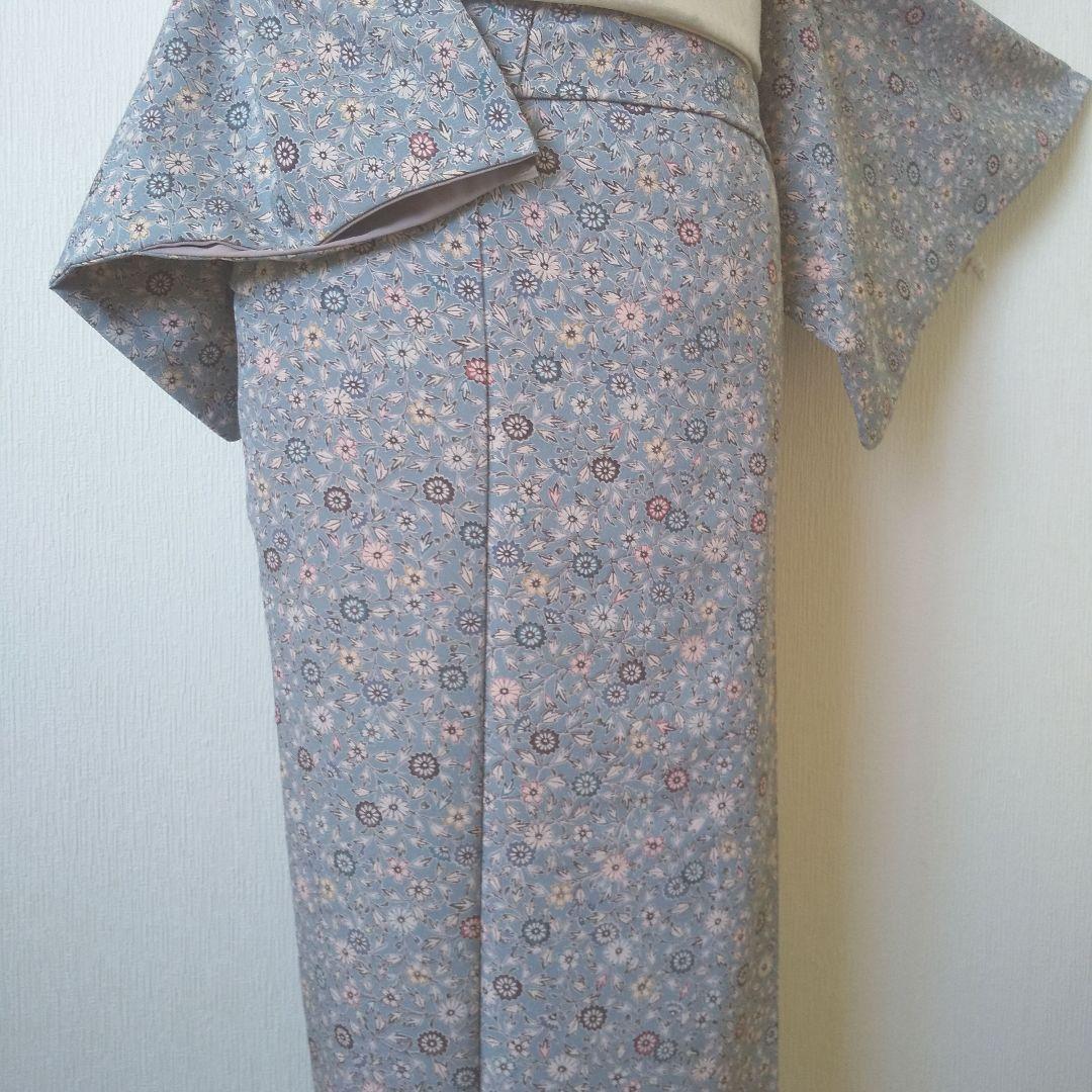 さんび誂製】上質化繊・小紋・小花柄・くすみ水色系・袷・美品 - メルカリ