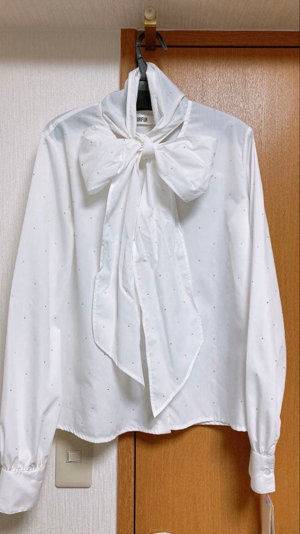 【最終値下げ】新品　ビジュー付きボウタイブラウス ビジュー付きボウタイブラウス(シャツ／ブラウス)｜トップス｜FURFUR