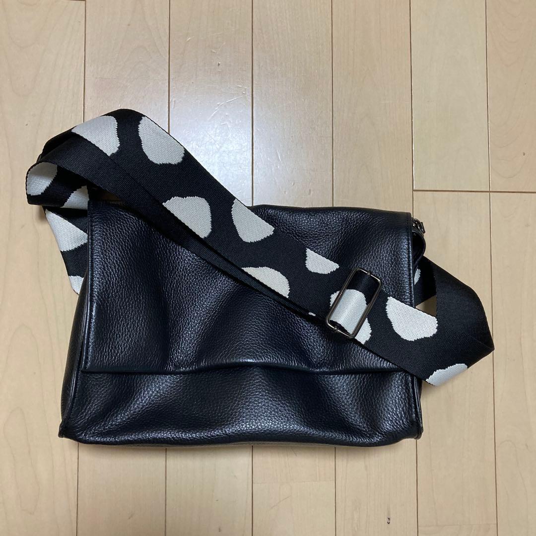 ⭐︎なみ様⭐︎イアパピヨネ　ワイドテープ黒 レザーボディバッグ セール】《本革/470g》ワイドテープショルダーバッグ/ボディバッグ