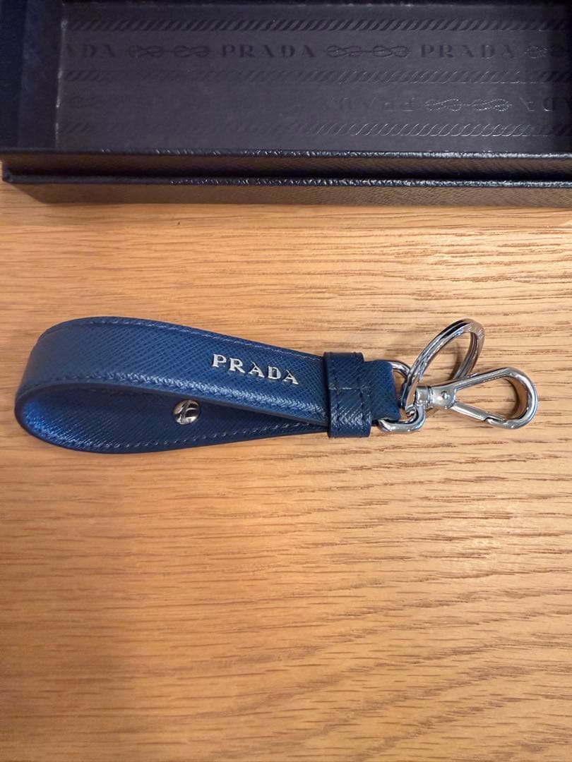 新品 早い者勝ち PRADA プラダ キーホルダー 三角ロゴ 箱タグ付き