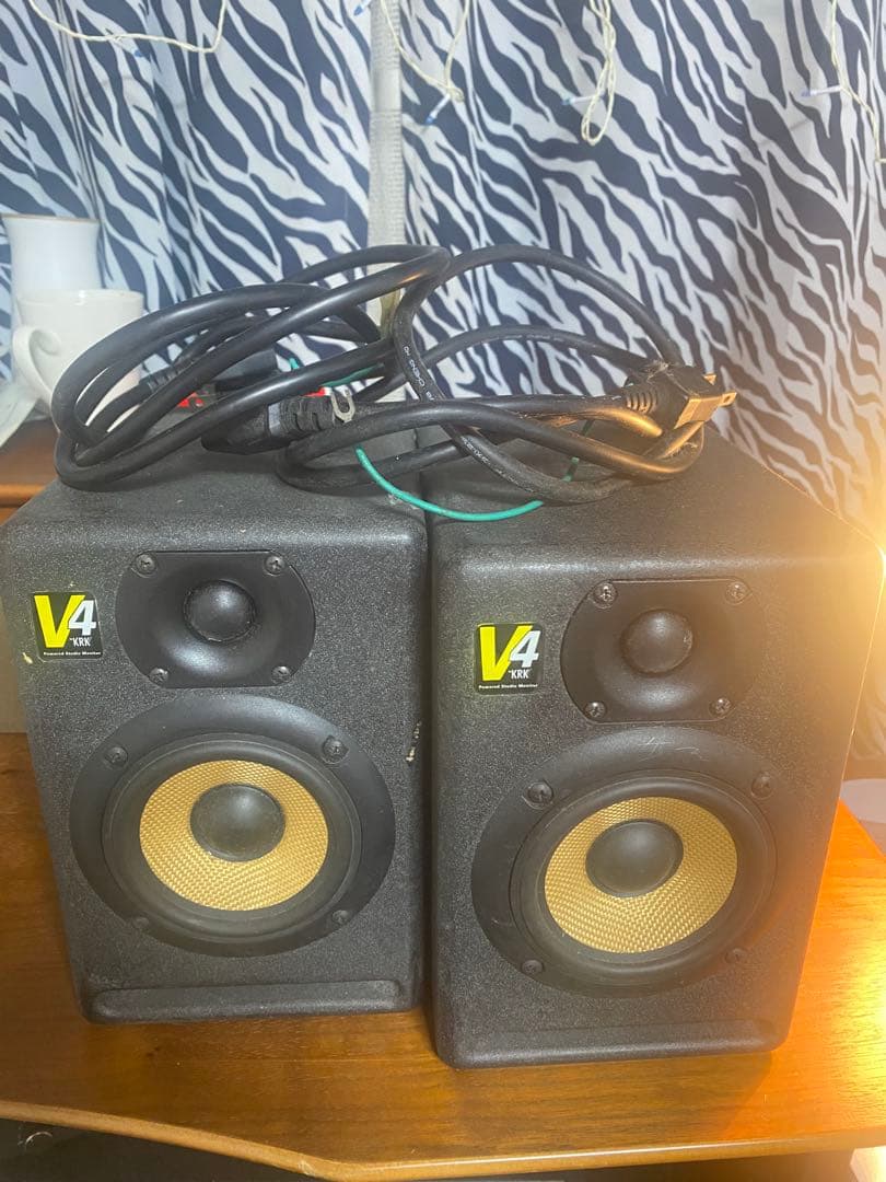 KRK V4 アクティブモニタースピーカー ヨドバシ.com - KRK ケーアールケー プロフェッショナルパワード