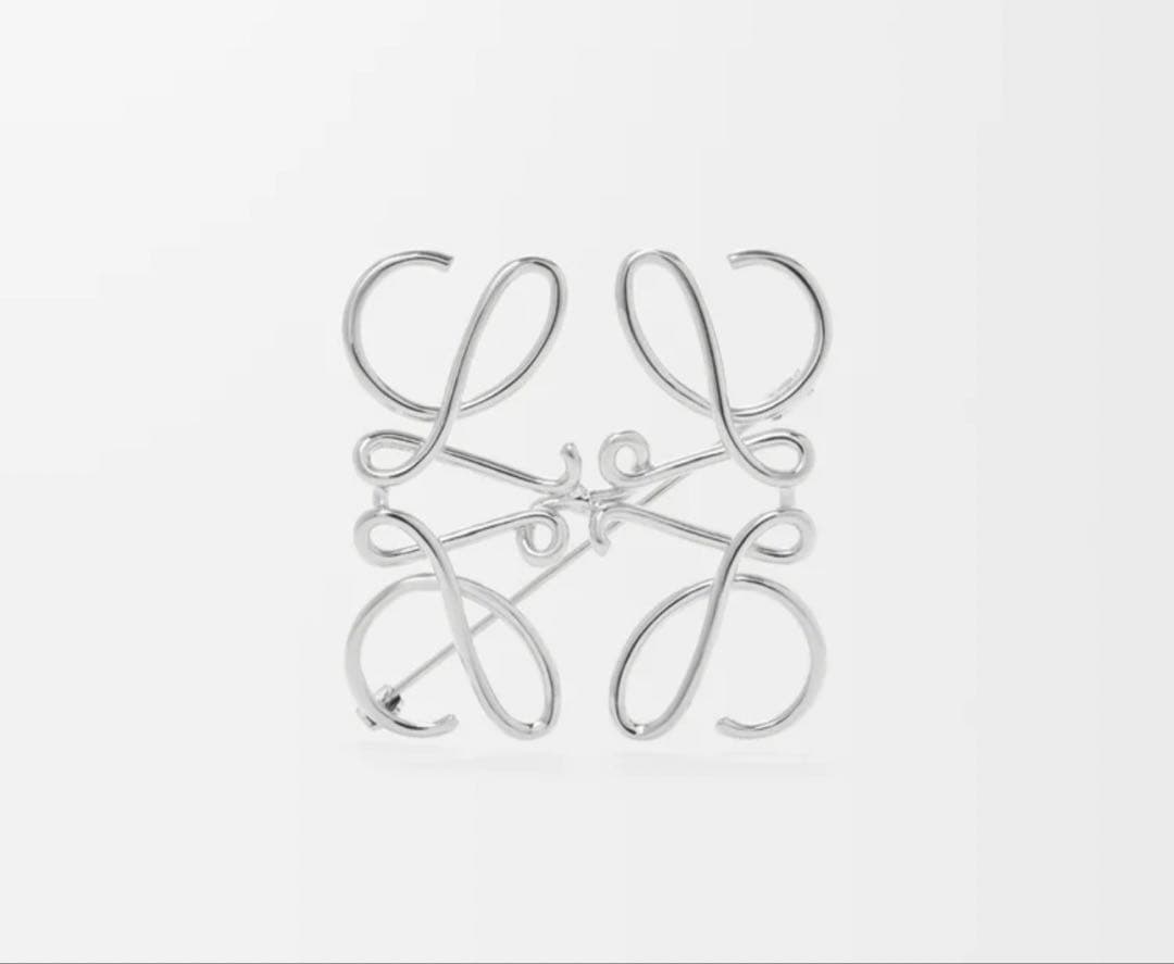 LOEWE リボンモチーフ ブローチ すぐ届く！定番 ブローチ LOEWE ロエベ アナグラム (LOEWE/ブローチ