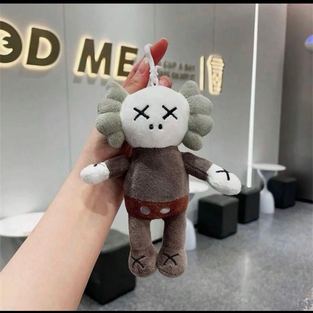 KAWS カウズ ぬいぐるみ キーホルダー - メルカリ