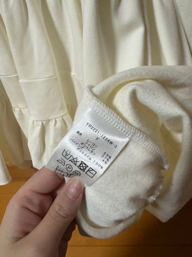 yori ぬくぬくヘムフリルブラウス - メルカリ