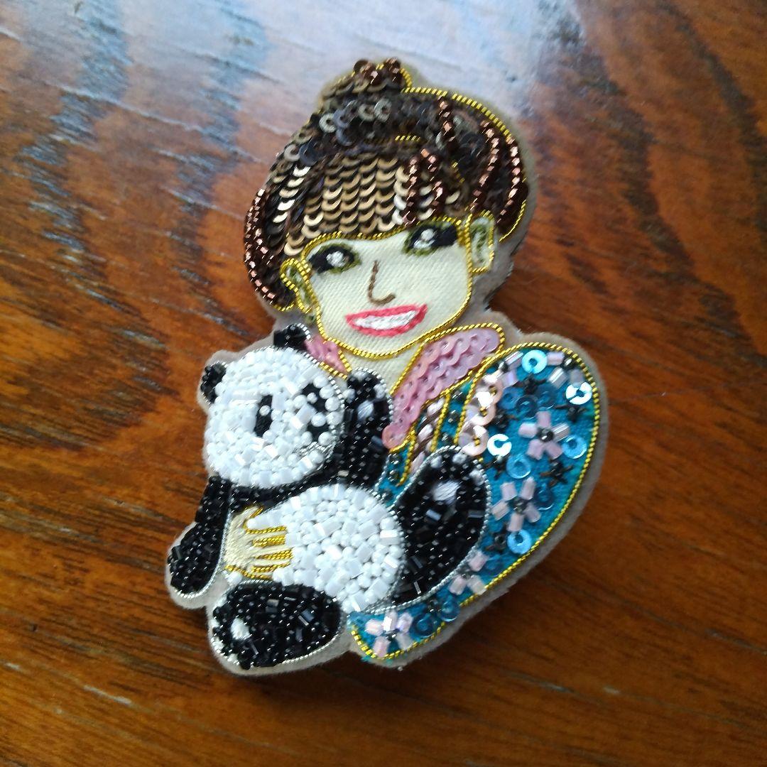 黒柳徹子(田川啓二作)ビーズ刺繍ブローチ - メルカリ