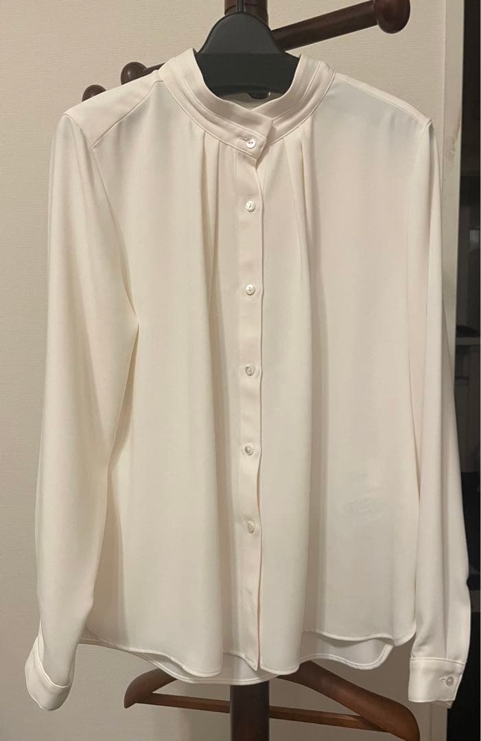 サテンスタンドタックブラウス - メルカリ