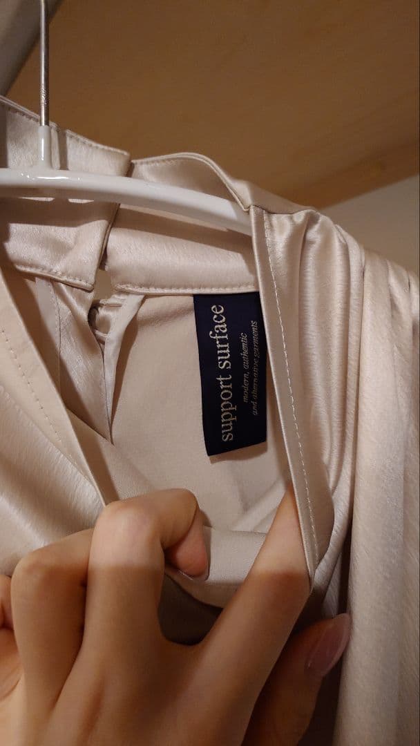 support surface シャンパンゴールド ブラウス - メルカリ