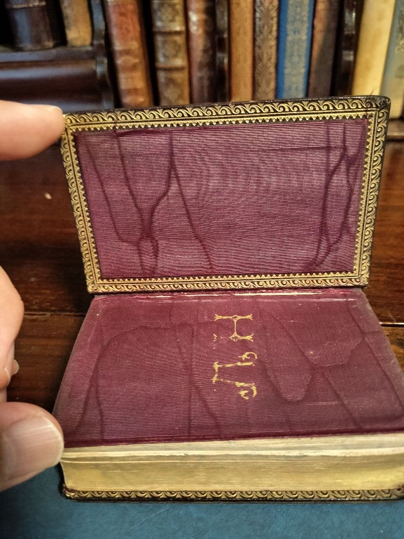 1881年 ミニチュアバイブル革装丁金装飾古書洋書 - メルカリ