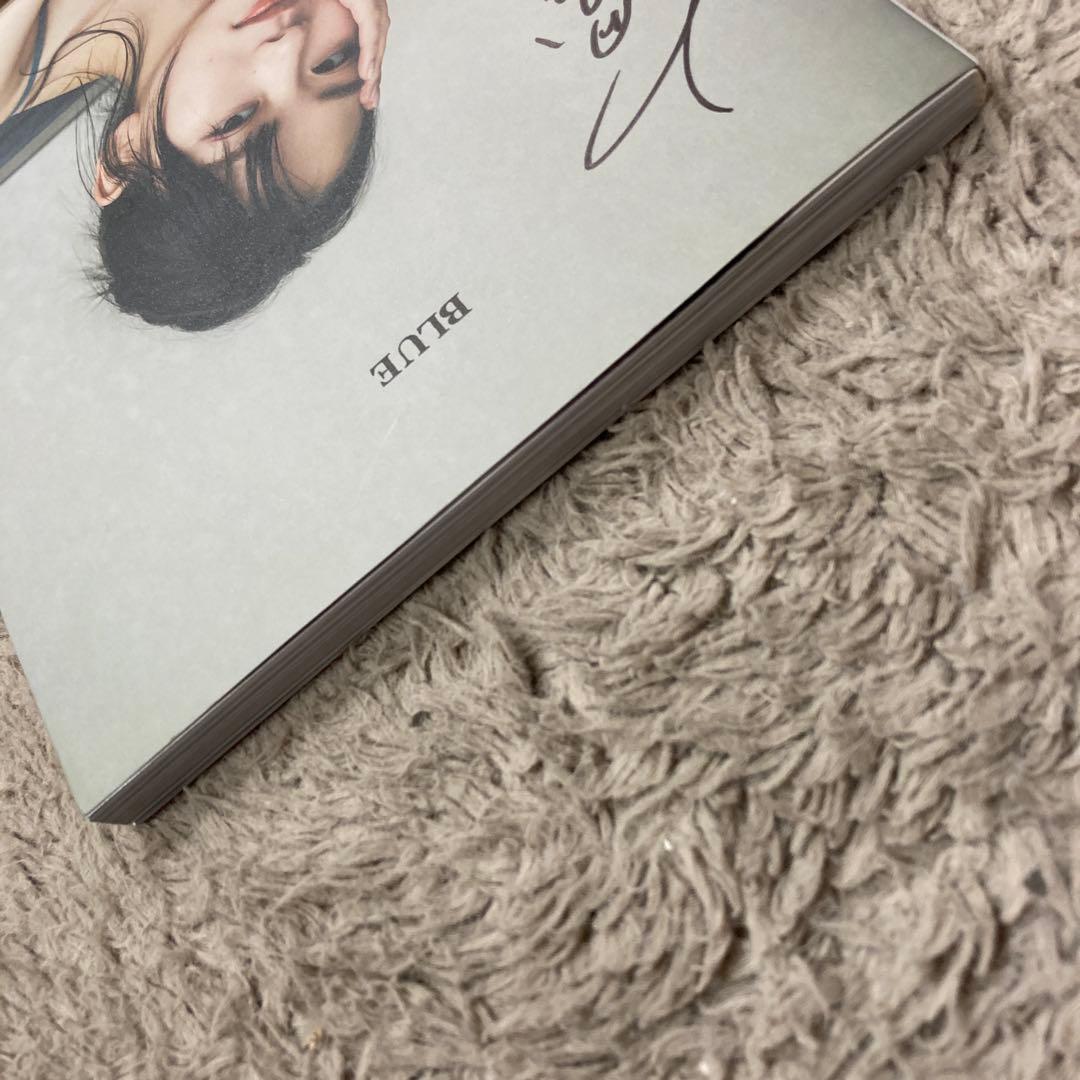 直筆サイン入り 山田杏奈 セカンド写真集「BLUE」 - メルカリ