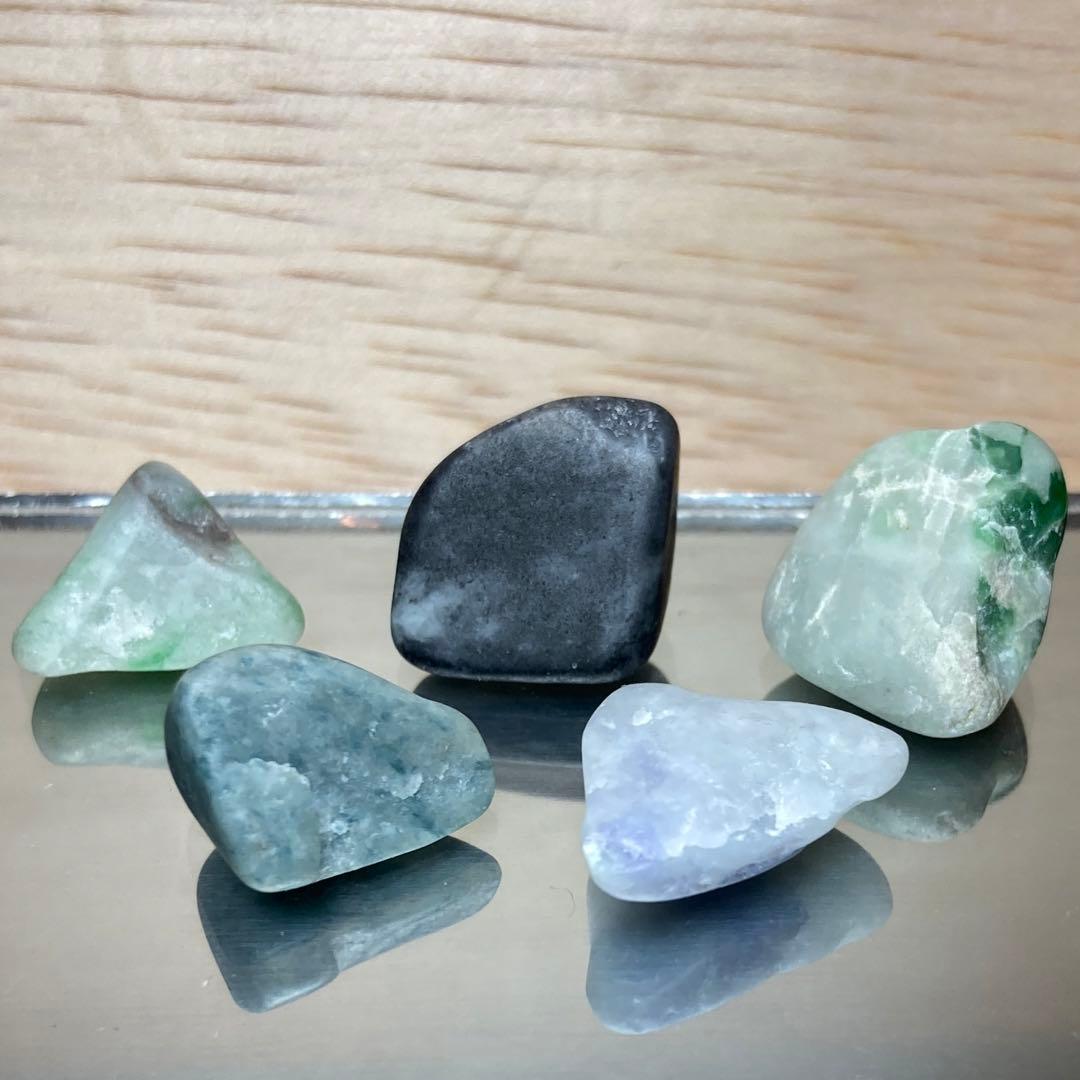 糸魚川翡翠　奇跡の５石　翡翠　原石　8.6ｇ　木箱付き