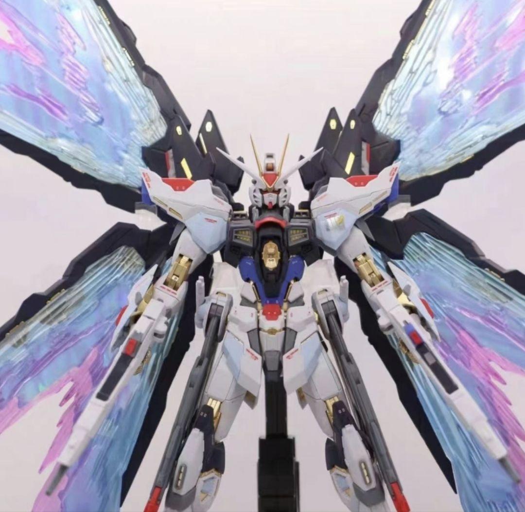 メタルビルド ストライクフリーダム風 プラモデル ストライクフリーダムガンダム」が黒・ピンク・金のカラーリングで