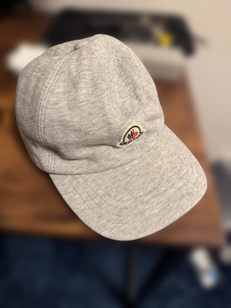 MONCLER グレーキャップ ロゴ入り 男女使用可 - 帽子お 手頃 価格