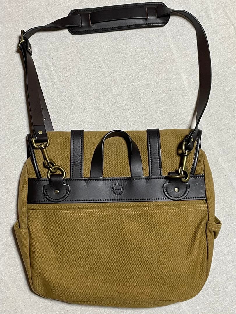 FILSON カーキ ダブルバックルバッグ 中型 - メルカリ